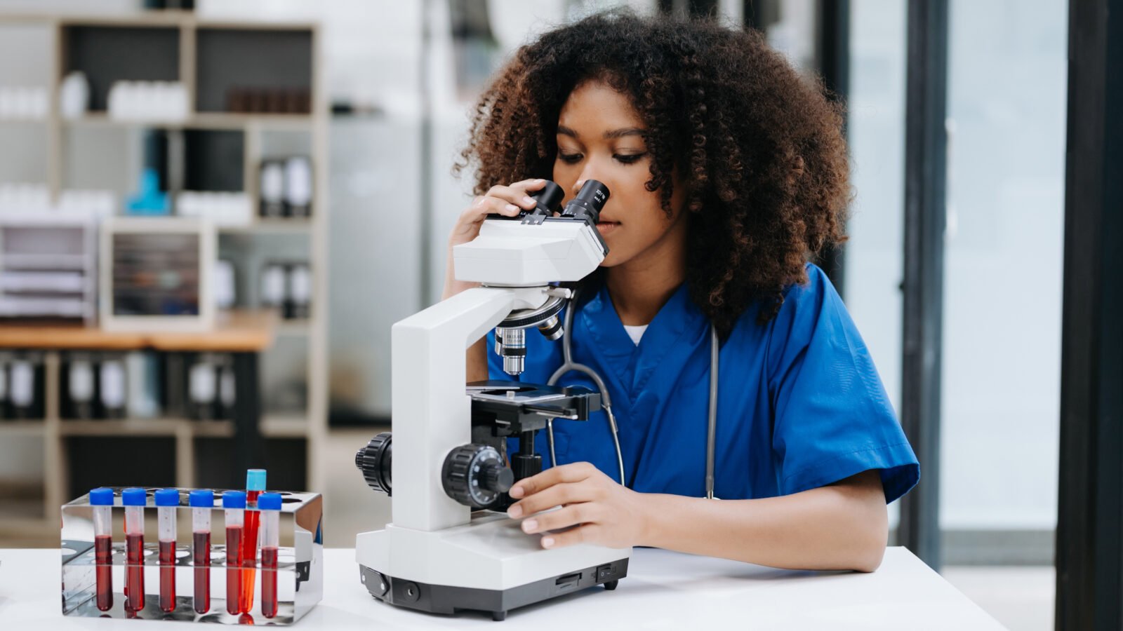 Como um laboratório clínico cortou 30% do custo de coleta de RSS — sem perder conformidade