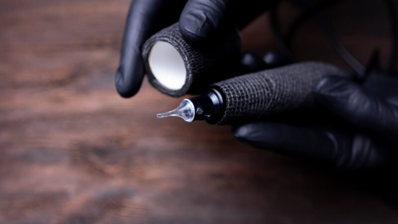 Estúdio de tatuagem é gerador de RSS: como adequar coleta, PGRSS e capacitação