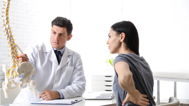 Neurocirurgia ambulatorial: bloqueio facetário, infiltração e procedimentos guiados